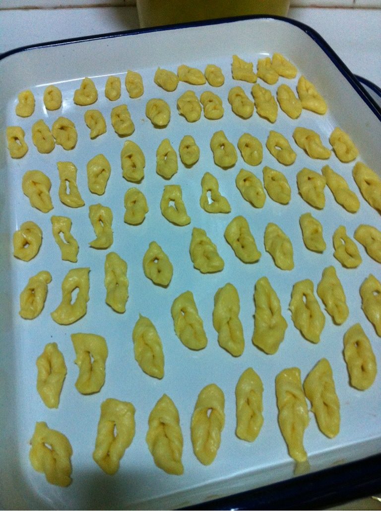 蒙古果子,将小块的一角卷入切口,再拉出。(也可以不做造性、或者两个小块儿叠加后一起造性)