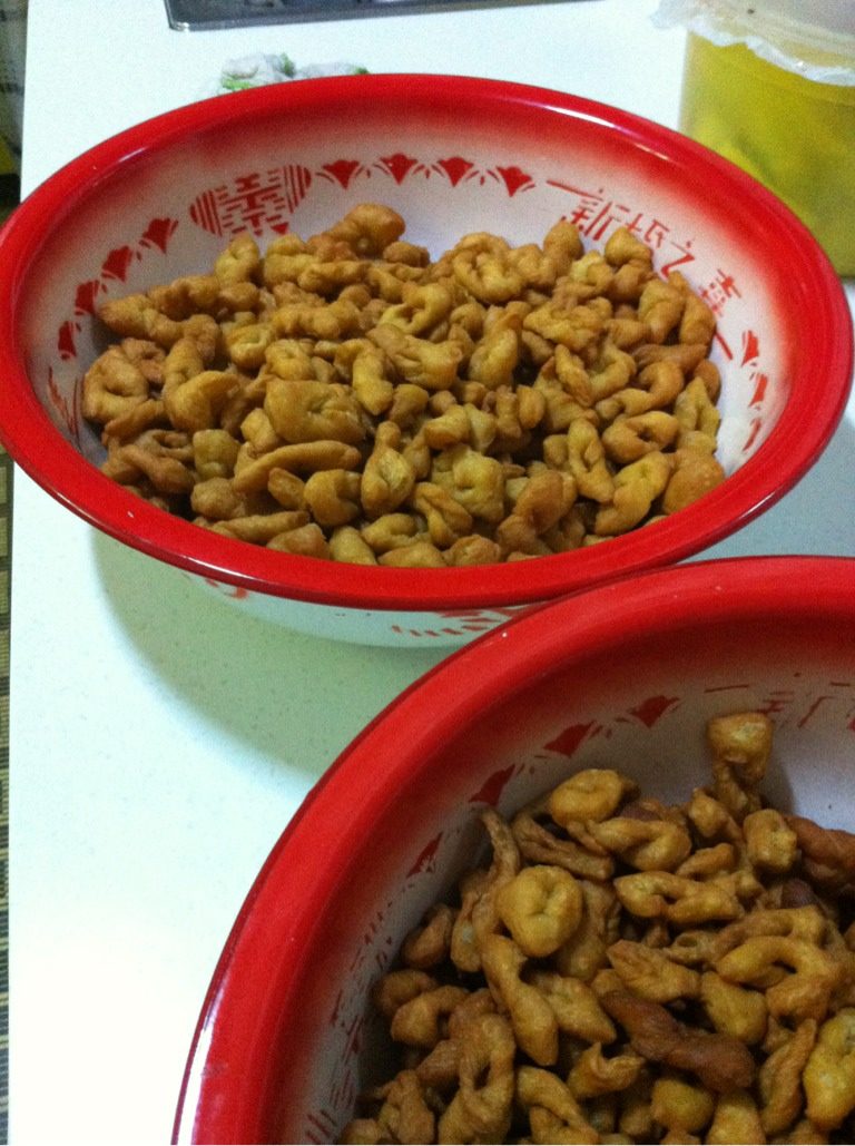 蒙古果子,将所有发面全部造型完后,热油下锅炸,炸至金黄即可