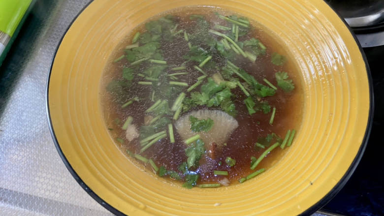 羊肉荞麦面,舀适量羊排汤,化开调味