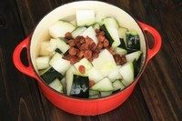 夏日的冬瓜茶,<a style='color:red;display:inline-block;' href='/shicai/ 56'>冬瓜</a>外皮洗干净，切成小块，<a style='color:red;display:inline-block;' href='/shicai/ 56'>冬瓜</a>皮和<a style='color:red;display:inline-block;' href='/shicai/ 56'>冬瓜</a>籽全部都要保留。