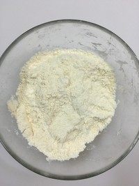 牛油果软曲奇,用手指揉压,手掌对搓,使无盐黄油与粉类混合均匀呈酥粒状。