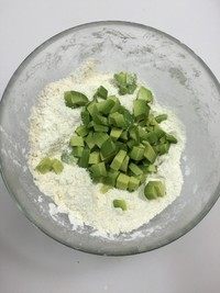 牛油果软曲奇,将牛油果放入,拌匀。