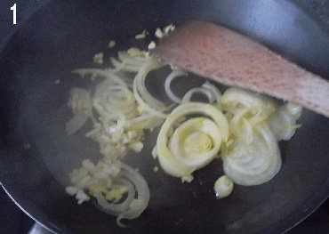 番茄汁蔬菜意面,<a style='color:red;display:inline-block;' href='/shicai/ 29'>洋葱</a>切细圈，<a style='color:red;display:inline-block;' href='/shicai/ 2794'>大蒜</a>切碎，在锅里炒出香味