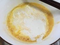 香薰培根香肠土豆羹,倒入牛奶或淡奶油，加少许盐，现磨黑胡椒粉搅拌均匀