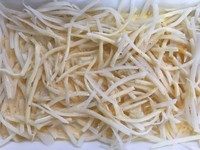 香薰培根香肠土豆羹,倒入2/3蛋奶液