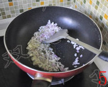 意大利面,锅子烧热,倒入橄榄油,冷油放入<a style='color:red;display:inline-block;' href='/shicai/ 29'>洋葱</a>,煸炒