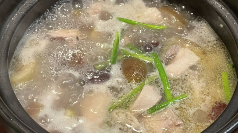 无花果浸鸡,再大火烧关火,开放葱