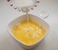 萌萌哒小熊煎蛋吐司,加入牛奶,盐,搅拌均匀。