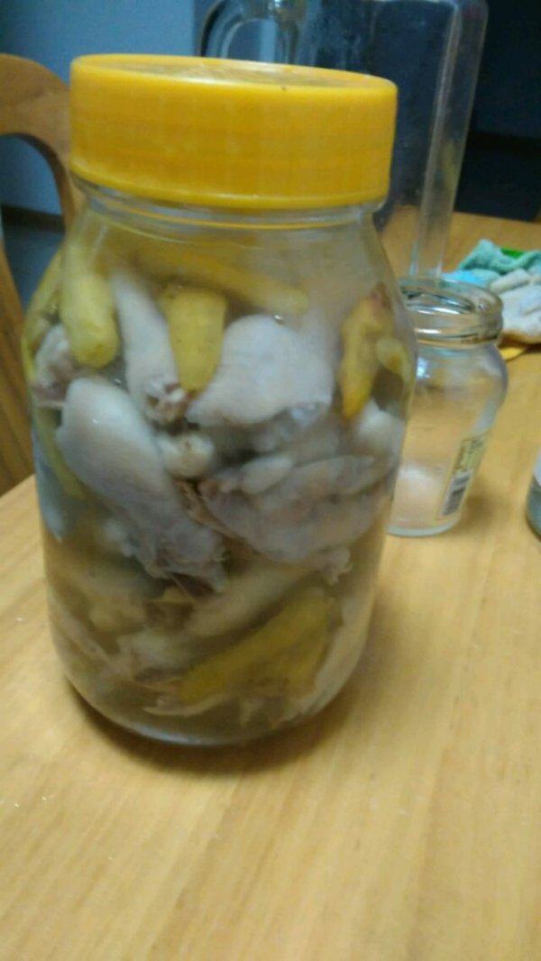 萌萌哒小熊煎蛋吐司,无油无水的平底锅,放入吐司片小火双面煎1分钟左右。煎吐司是为了让吐司稍微坚硬一点,因为软绵绵的容易浸入蛋奶液,小熊脸就会糊掉!