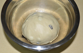 5℃冰种奶油葡萄干吐司,葡萄干揉匀后,将面团收圆入盆盖保鲜膜室温发酵40分钟。