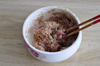 油豆腐塞肉,<a style='color:red;display:inline-block;' href='/shicai/ 11224'>猪里脊</a>和<a style='color:red;display:inline-block;' href='/shicai/ 287'>虾仁</a>一起剁碎，加盐一茶匙， 橄榄油一汤匙，鸡汤一汤匙，胡椒粉半茶匙搅拌上劲备用