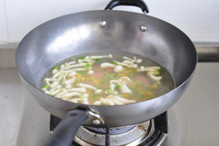 油豆腐塞肉,兑入一碗鸡汤,调入盐半茶匙,胡椒粉半茶匙