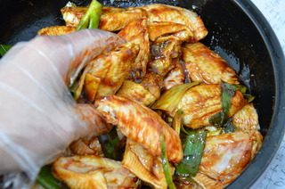 葱香烤鸡翅,用手抓均匀,腌制2-4小时