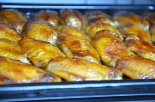 葱香烤鸡翅,烤箱预热180℃,定时30分钟