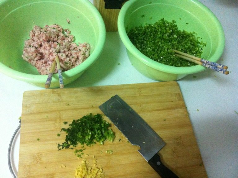 芹菜猪肉饺子,<a style='color:red;display:inline-block;' href='/shicai/ 125'>芹菜</a>去叶洗净，切碎约0.8cm，加入2小匙盐腌一会，