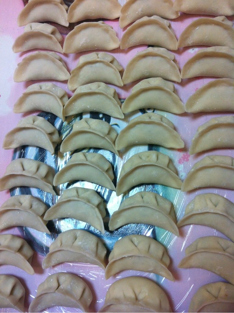 芹菜猪肉饺子,最后，用饺子皮包好就完成了。