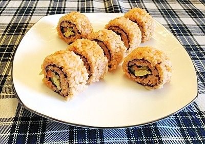 韩国辣酱寿司外卷,用刀沾水切段，摆盘即可。