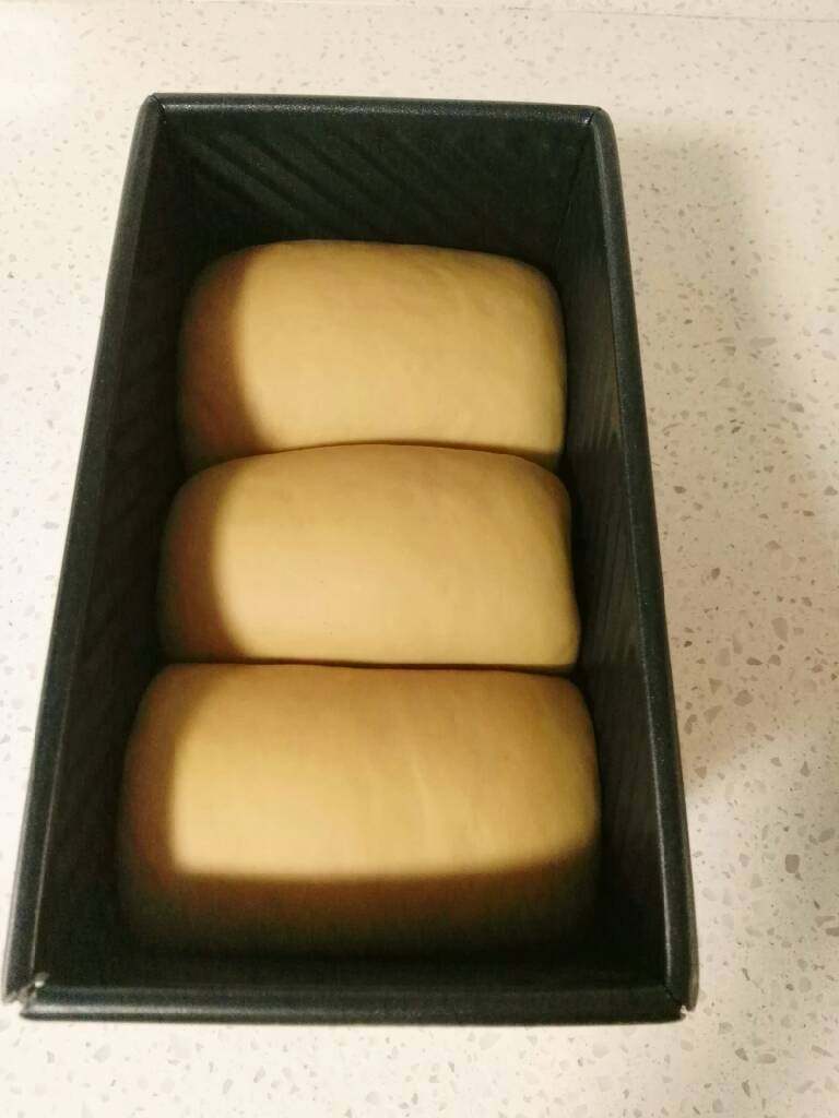 奶咖糯米粉吐司,在38度左右的温暖湿润处进行最后发酵,发至模具的8分满。