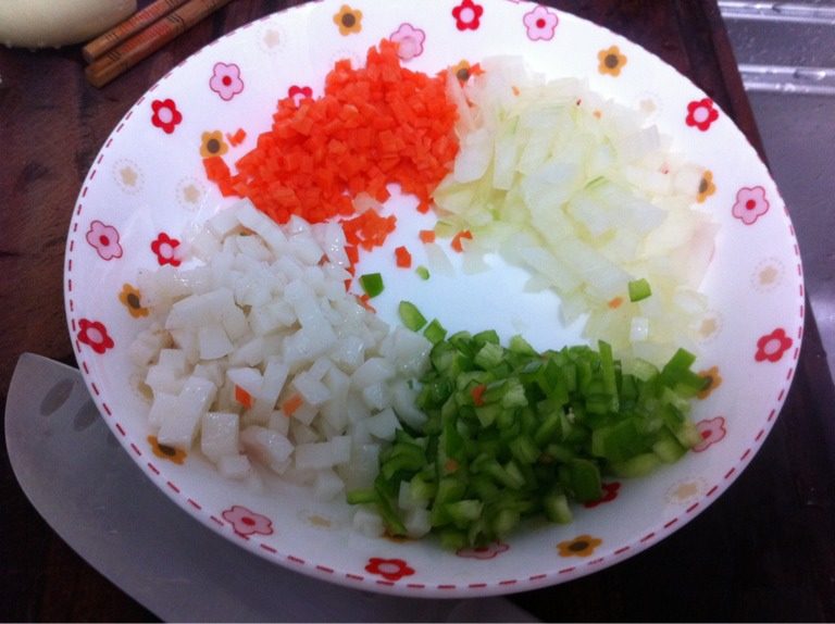 奶酪焗虾,调味汁：<a style='color:red;display:inline-block;' href='/shicai/ 25'>胡萝卜</a>、<a style='color:red;display:inline-block;' href='/shicai/ 29'>洋葱</a>、<a style='color:red;display:inline-block;' href='/shicai/ 61'>青椒</a>、焯好的<a style='color:red;display:inline-block;' href='/shicai/ 552'>年糕</a>切丁，加入沙拉酱、<a style='color:red;display:inline-block;' href='/shicai/ 134333'>黑胡椒</a>、<a style='color:red;display:inline-block;' href='/shicai/ 898'>白葡萄酒</a>、少许盐拌匀