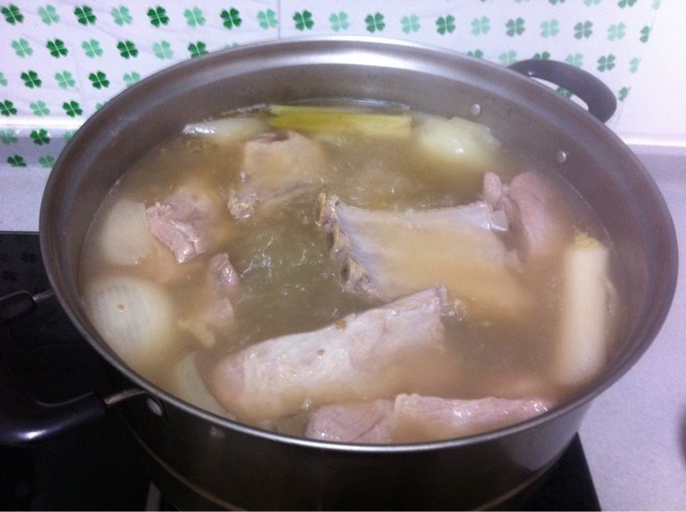 韩式土豆脊骨汤,排骨洗净焯水，加入半个<a style='color:red;display:inline-block;' href='/shicai/ 29'>洋葱</a>、<a style='color:red;display:inline-block;' href='/shicai/ 138'>大葱</a>、<a style='color:red;display:inline-block;' href='/shicai/ 134333'>黑胡椒</a>、料酒、<a style='color:red;display:inline-block;' href='/shicai/ 46578'>韩国大酱</a>两勺大火煮开转小火煮到排骨能轻易脱骨；