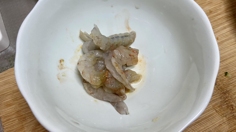 牛油果拌饭,虾去壳只要虾仁,虾背片开去虾线