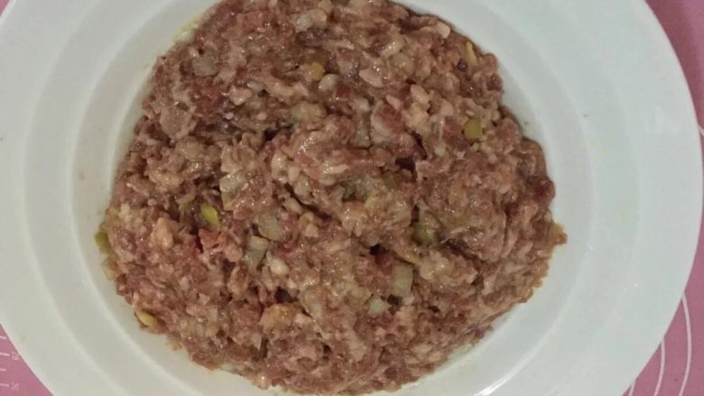 玉子豆腐蒸肉丸,肉馅加入<a style='color:red;display:inline-block;' href='/shicai/ 3250'>葱</a>，<a style='color:red;display:inline-block;' href='/shicai/ 37'>姜</a>，料酒，油，盐，<a style='color:red;display:inline-block;' href='/shicai/ 720'>胡椒粉</a>，<a style='color:red;display:inline-block;' href='/shicai/ 9'>鸡蛋</a>，生抽，拌匀

