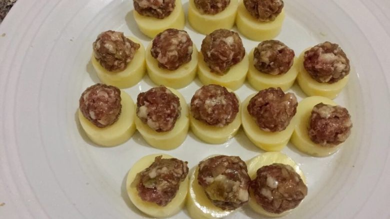 玉子豆腐蒸肉丸,用勺子做成小肉丸放在玉子豆腐上