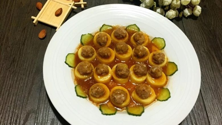玉子豆腐蒸肉丸,热锅冷油,油热加入葱花炒香淋入鲜味<a style='color:red;display:inline-block;' href='/shicai/ 692'>酱油</a>,一勺淀粉加小半碗水构成水淀粉倒入锅中,待汤汁浓稠即可
去掉葱花淋在肉丸和豆腐上,美味的玉子豆腐蒸肉丸好吃的不得了。