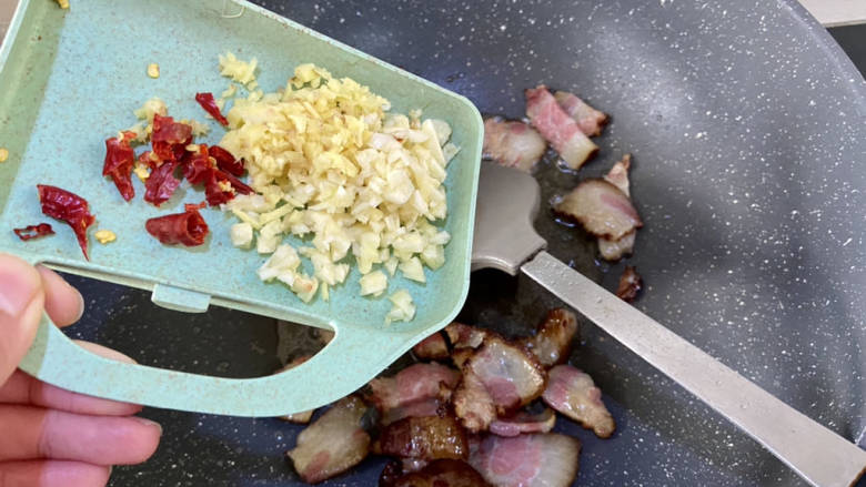 腊肉炒冬笋➕外婆菜腊肉炒冬笋,加入姜蒜末干辣椒,中小火炒香