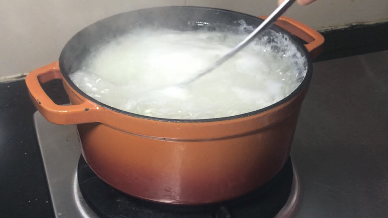 绿豆南瓜粥,期间经常搅拌,以免粘锅
