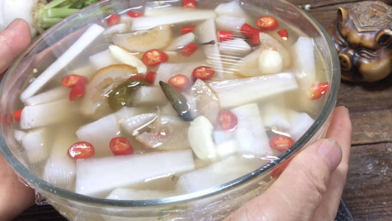 泡萝卜条,用保鲜膜密封,放入冰箱冷藏一夜
