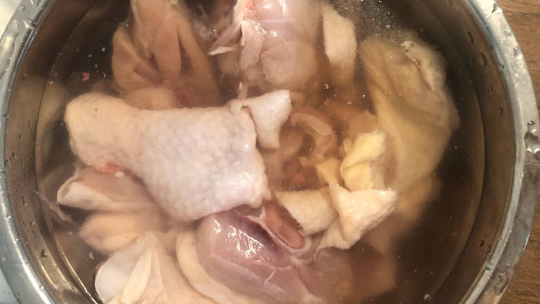 大盘鸡拌面,冷水加适量料酒浸泡,去腥去除血水。