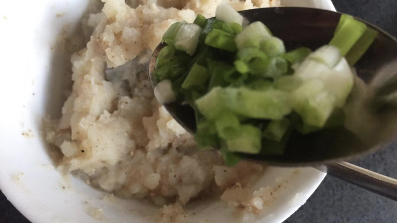 土豆泥蛋卷,撒上葱花,拌均匀