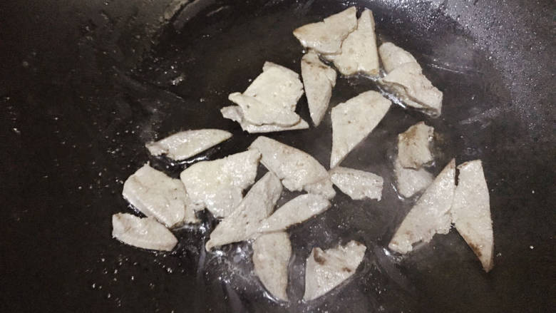 青菜猪肝汤,起油锅,下焯水后的猪肝翻炒