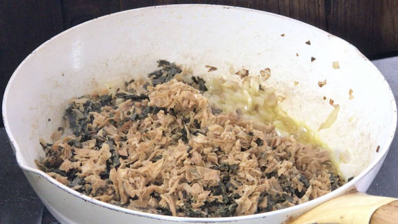 梅干菜猪肉馅饺子,加入梅干菜,翻炒均匀