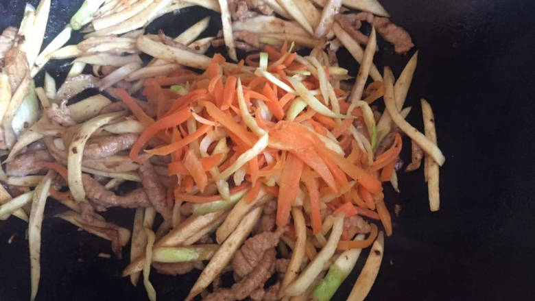 茭白烧肉,下入胡萝卜丝,翻炒入味