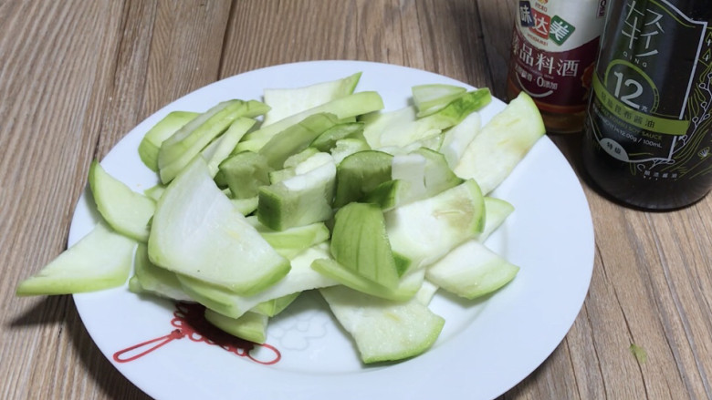 丝瓜肉片,<a style='color:red;display:inline-block;' href='/shicai/ 57'>丝瓜</a>去皮,洗净后切成片备用