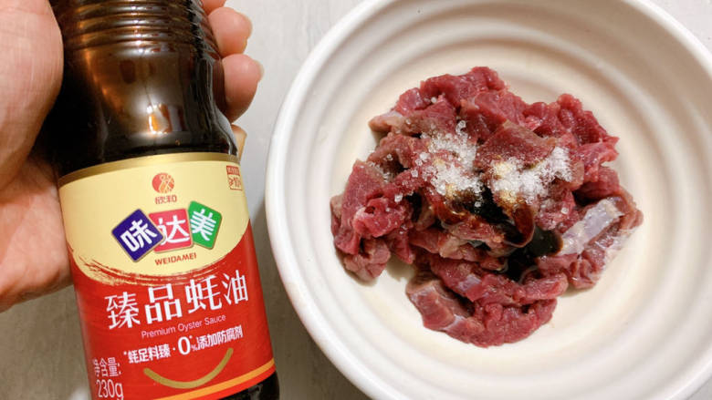 牛肉炒笋片,牛肉切丝,加糖、盐、<a style='color:red;display:inline-block;' href='/shicai/ 720'>胡椒粉</a>、蚝油、淀粉各一勺,搅拌均匀。