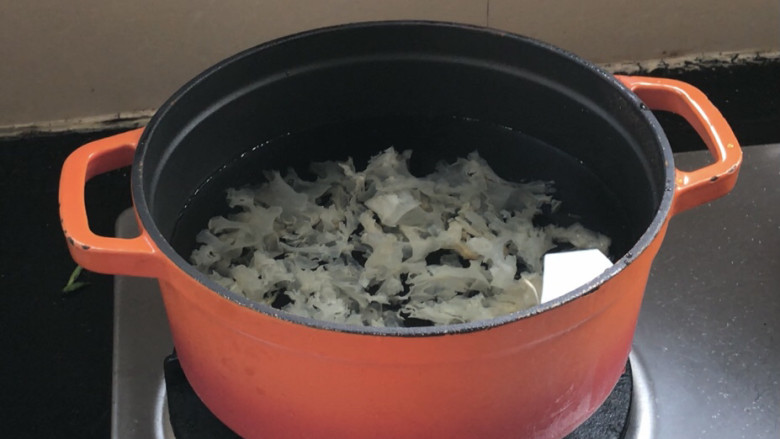 银耳双米粥,加入多点的清水,煮沸
