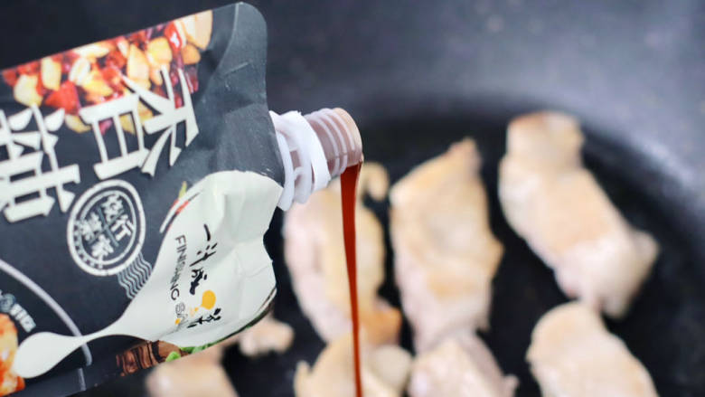彩椒鸡腿饭,倒入大约100克香辣烧汁,可以根据自己的口味酌情增减,其它的调料就不用放了。