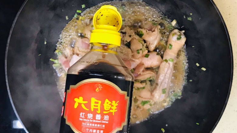 家常鸡块,翻炒至鸡肉变色后,淋入<a style='color:red;display:inline-block;' href='/shicai/ 762'>老抽</a>调色