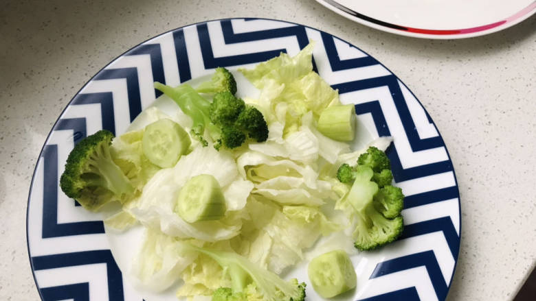 鸡胸肉蔬菜沙拉,摆放好西兰花和黄瓜;