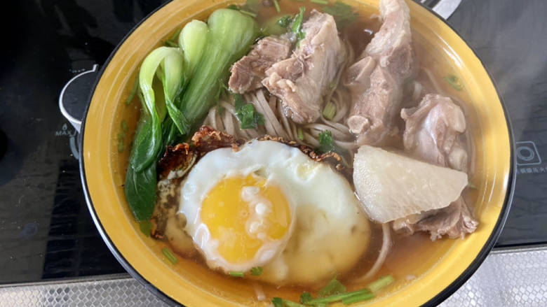羊肉荞麦面,捞入适量荞麦面,盛几块羊排,码上煎蛋,青菜即可上桌享用