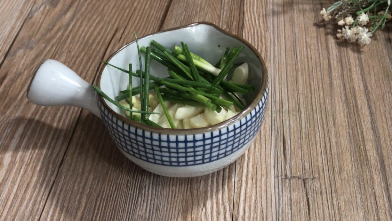 椒麻手撕鸡,备好葱姜蒜,装入容器中