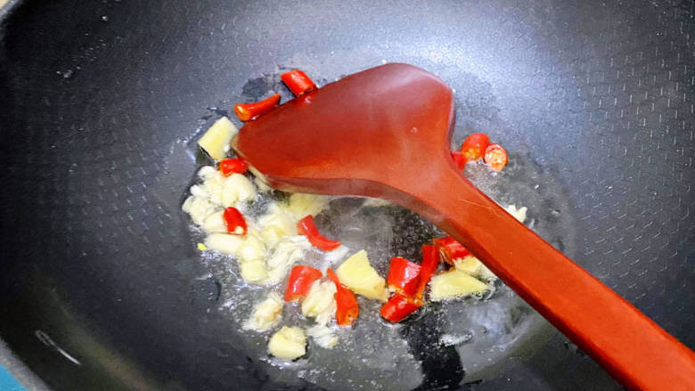 黄瓜炒肉片,热锅下油,放入蒜姜辣椒爆香