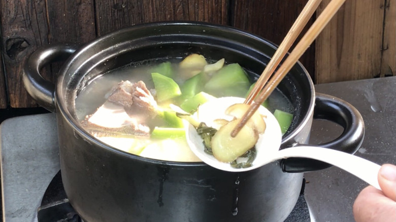 板栗萝卜骨头汤,20分钟后打开锅盖,拌匀,取出葱姜丢弃