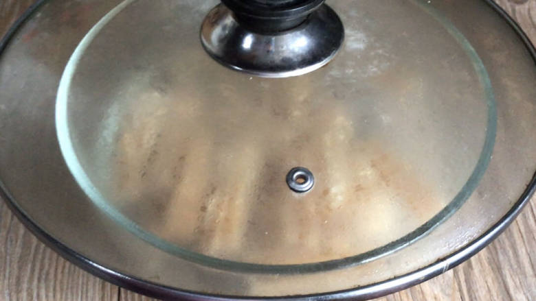 辣椒炒腐竹,加入沸水冲泡,盖上盖子焖半小时以上
