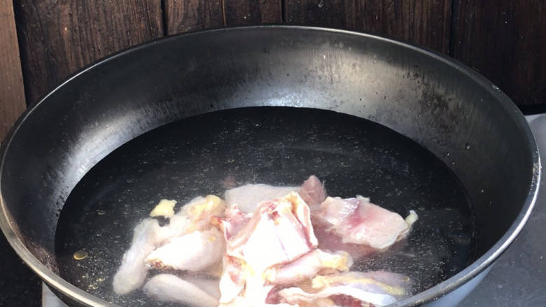 酱焖鸡块,起锅注入适量清水,放入鸡块煮沸