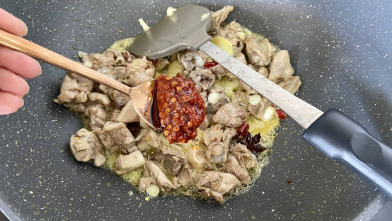 红烧鸭块➕毛豆烧鸭腿,鸭肉推到一边,加入一汤匙<a style='color:red;display:inline-block;' href='/shicai/ 46964'>郫县豆瓣酱</a>,炒出红油,与鸭肉翻炒均匀
