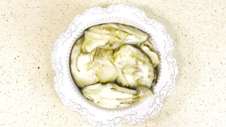 凉拌蒸茄子,取出来,挤干水分,自然放凉